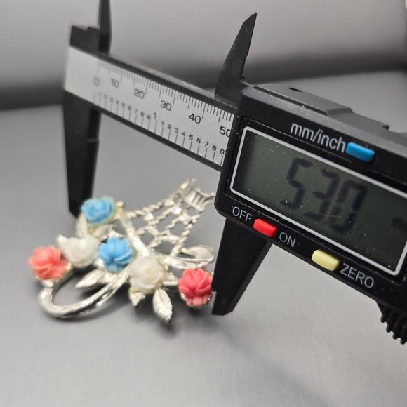 VTG Carved Lucite Flower Basket Brooch Silver Tone Pastel Blue Pink White 2.5" - Picture 7 of 9